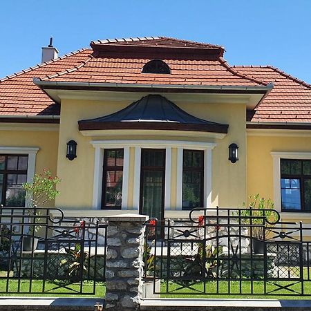 Varkert Deluxe Apartmanhaz Miskolc Buitenkant foto