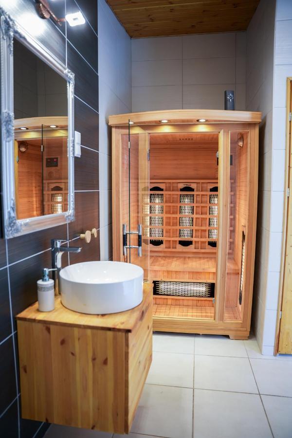 Varkert Deluxe Apartmanhaz Miskolc Buitenkant foto