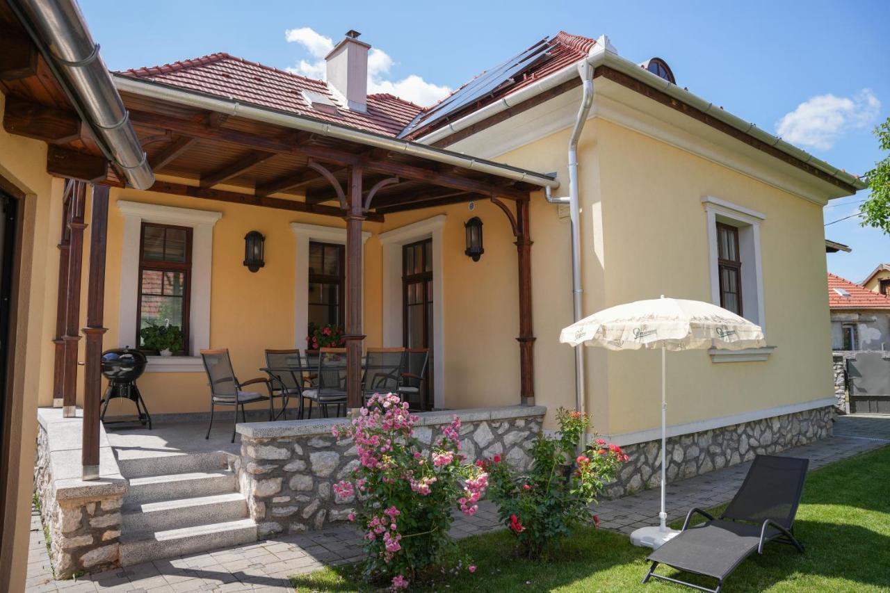 Varkert Deluxe Apartmanhaz Miskolc Buitenkant foto