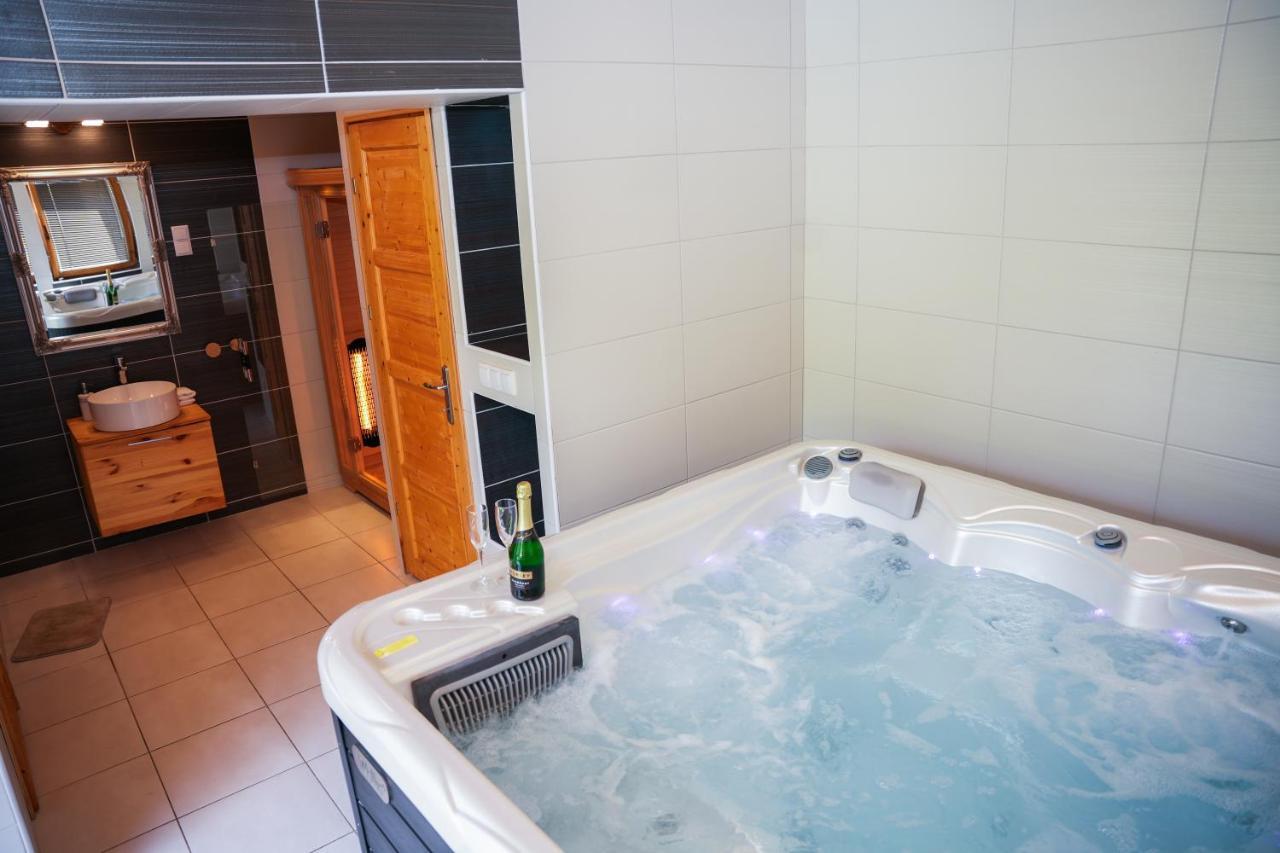 Varkert Deluxe Apartmanhaz Miskolc Buitenkant foto