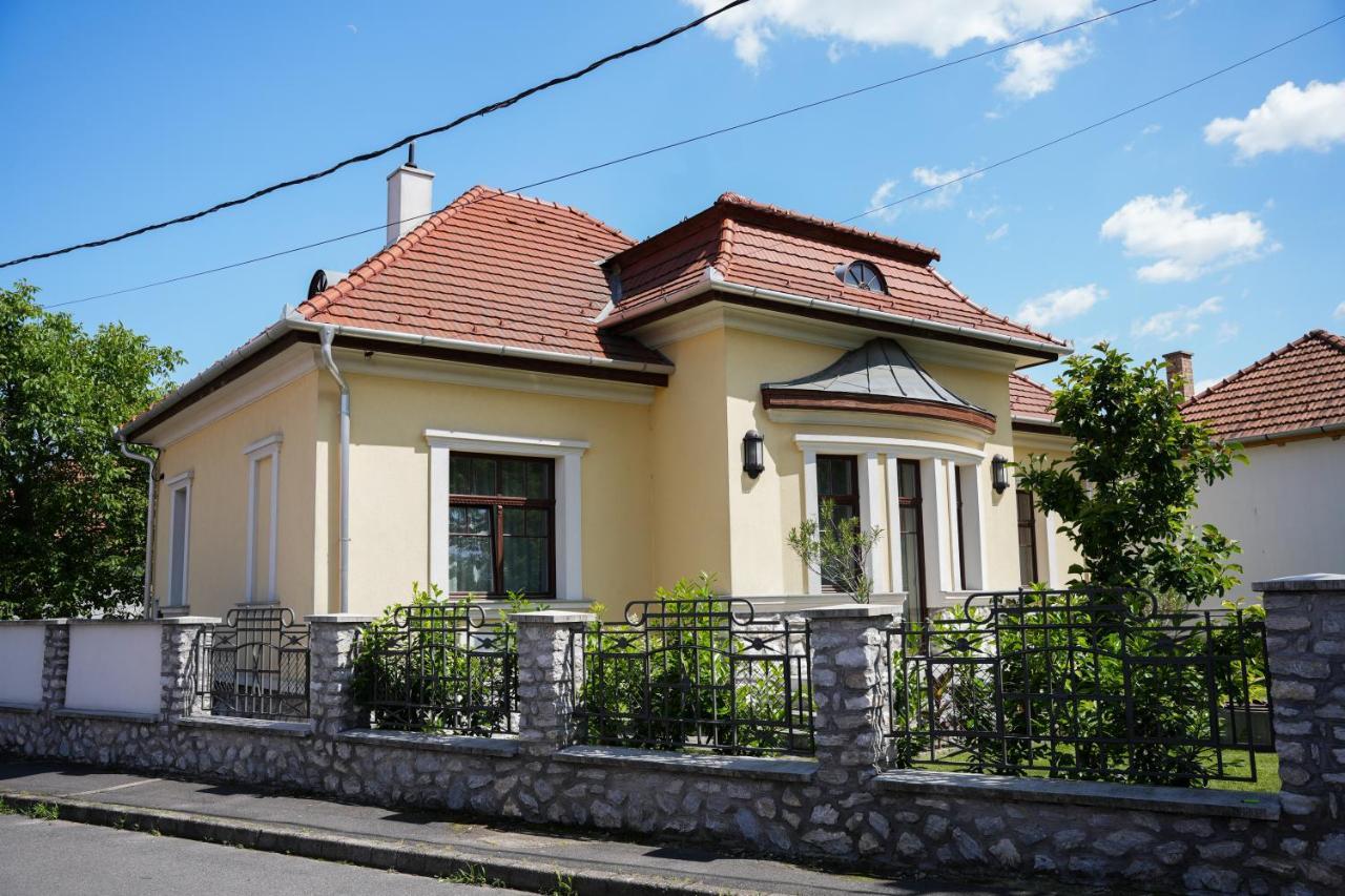 Varkert Deluxe Apartmanhaz Miskolc Buitenkant foto