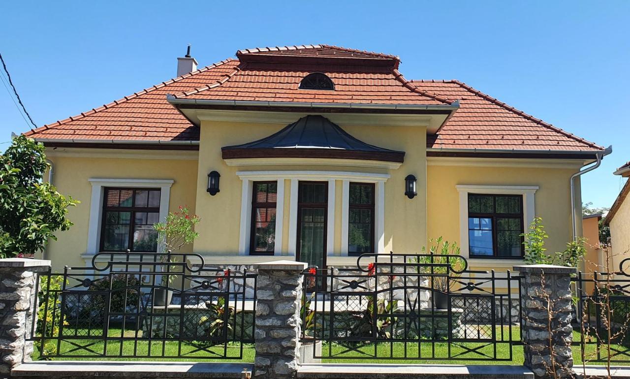 Varkert Deluxe Apartmanhaz Miskolc Buitenkant foto
