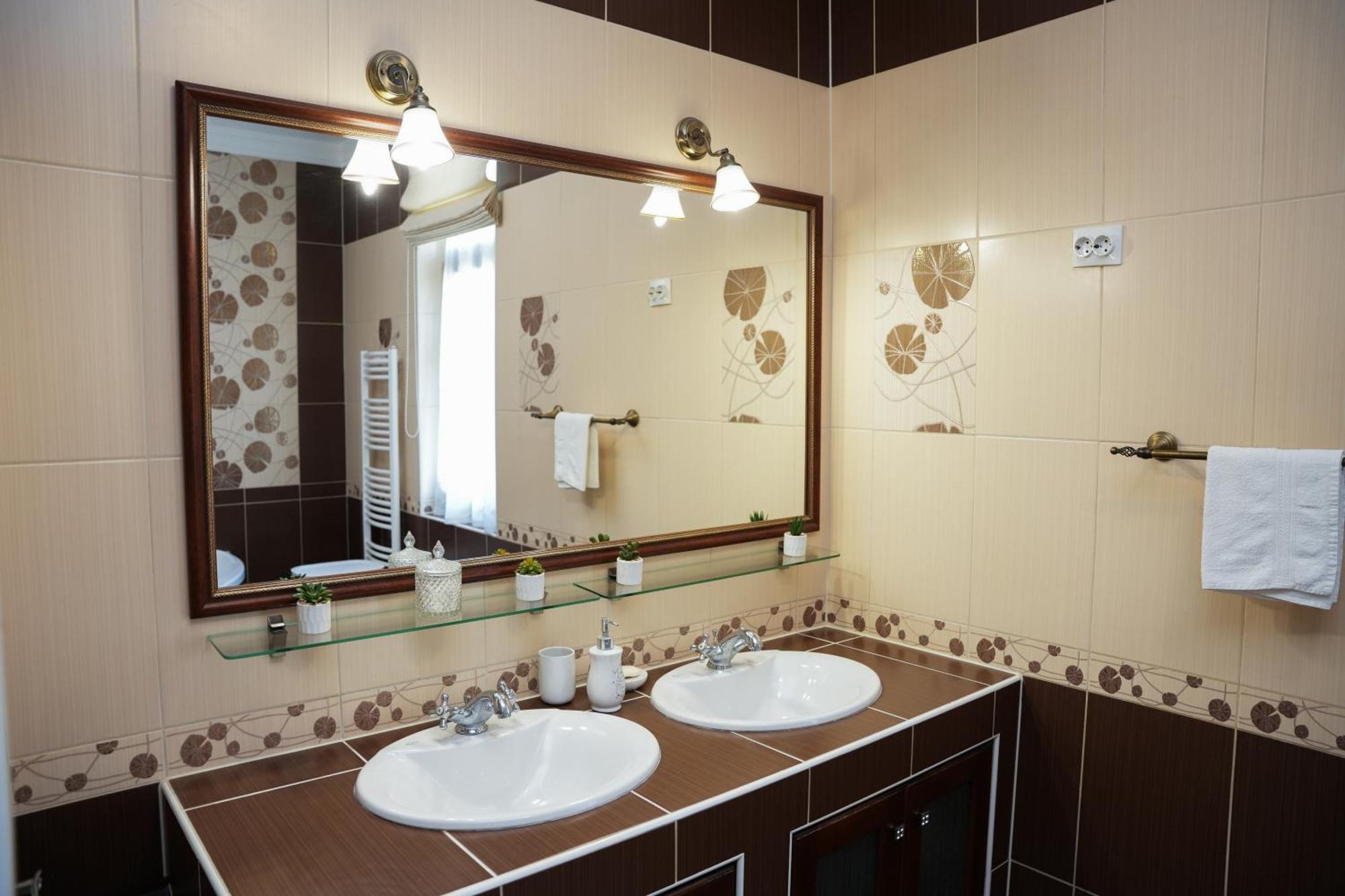 Varkert Deluxe Apartmanhaz Miskolc Buitenkant foto