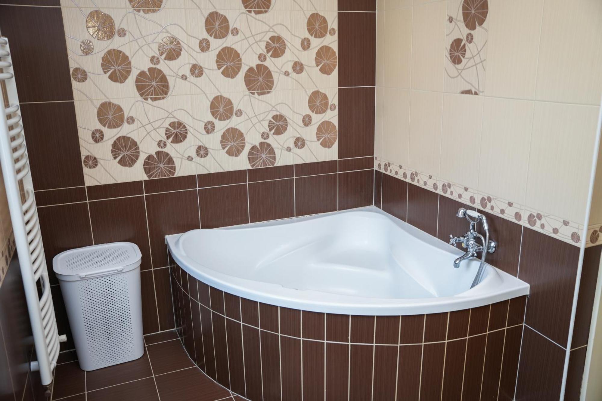 Varkert Deluxe Apartmanhaz Miskolc Buitenkant foto