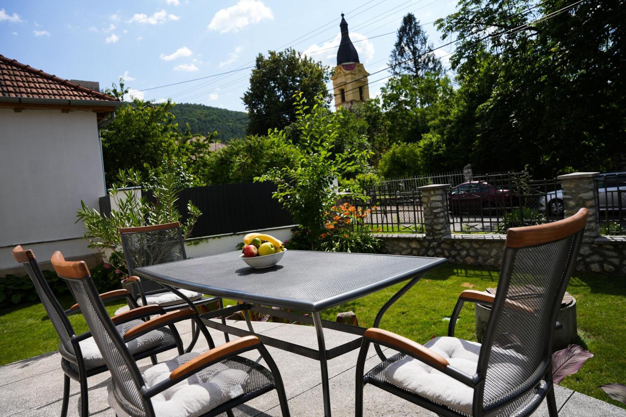 Varkert Deluxe Apartmanhaz Miskolc Buitenkant foto