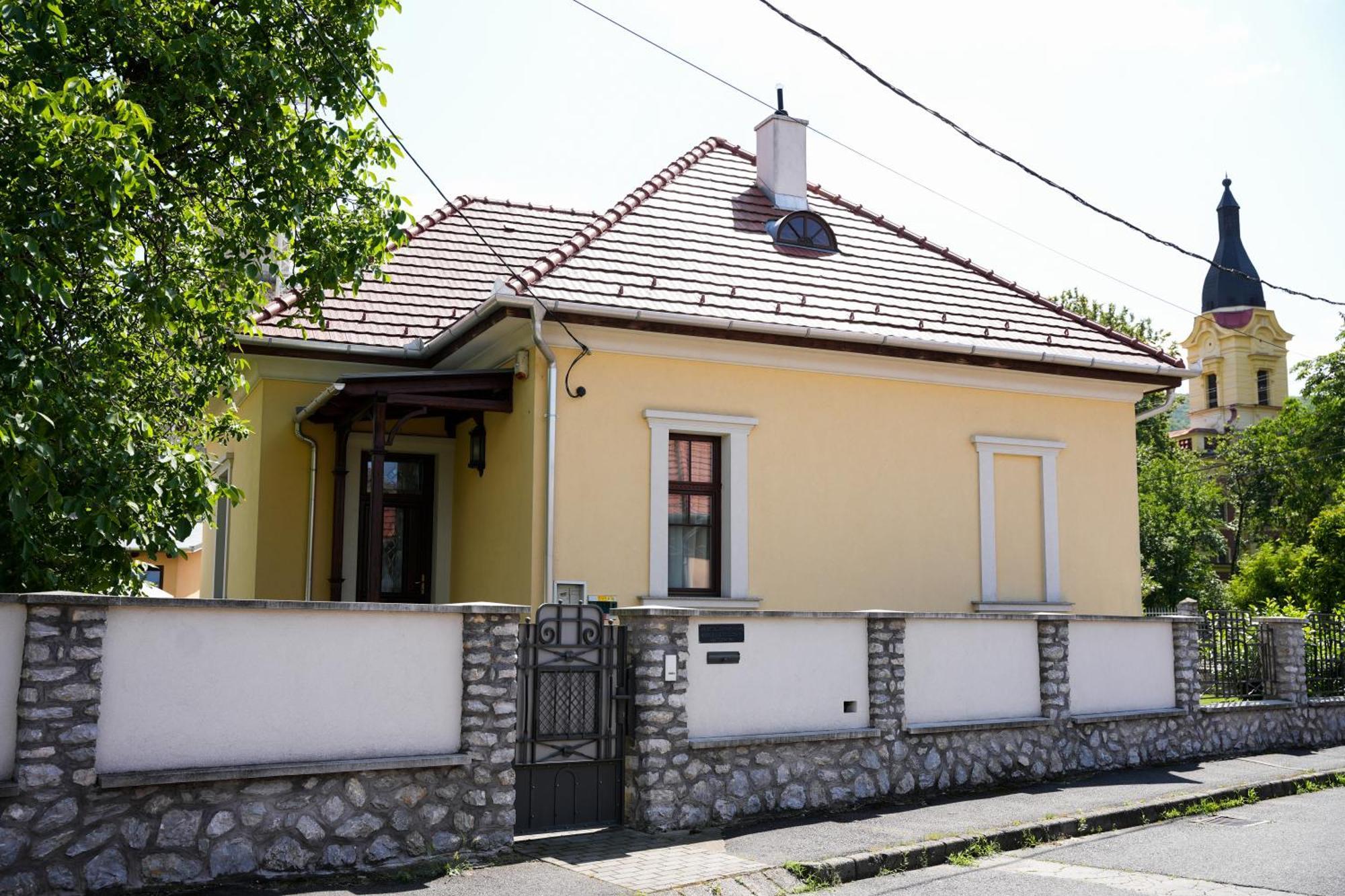 Varkert Deluxe Apartmanhaz Miskolc Buitenkant foto